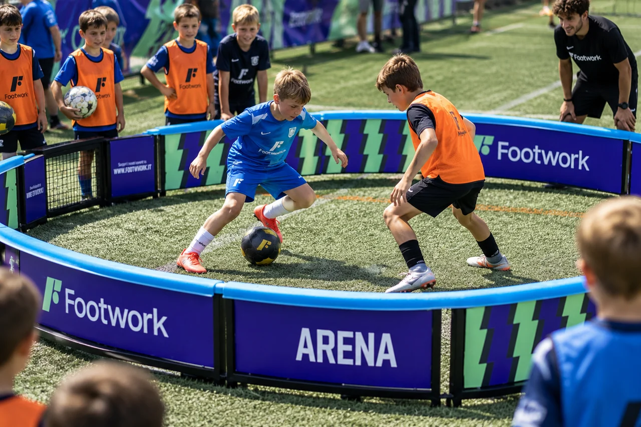 Due ragazzi si sfidano nell’arena circolare Footwork, con i compagni in attesa