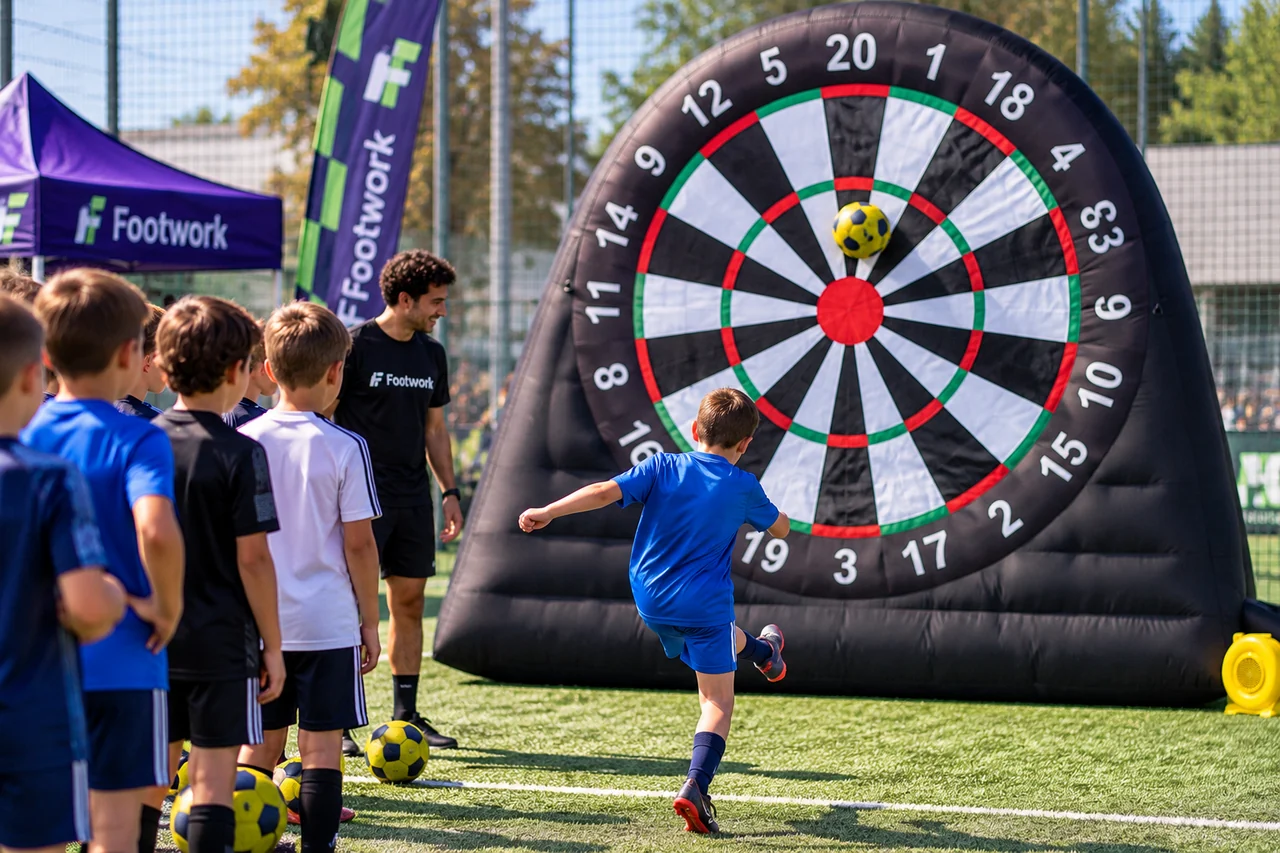 Ragazzi in attesa di provare il grande bersaglio Foot Darts