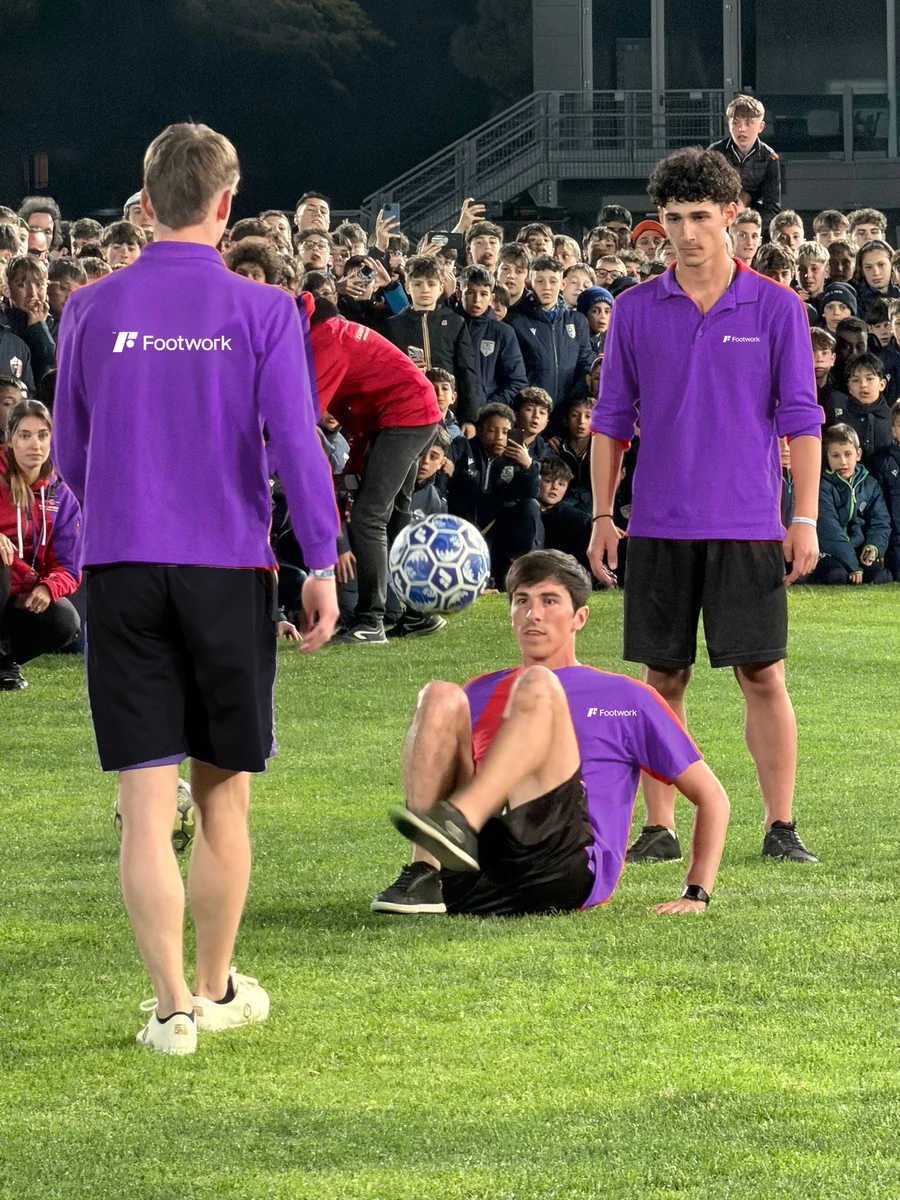 Show di calcio freestyle Footwork davanti ai ragazzi e alle famiglie